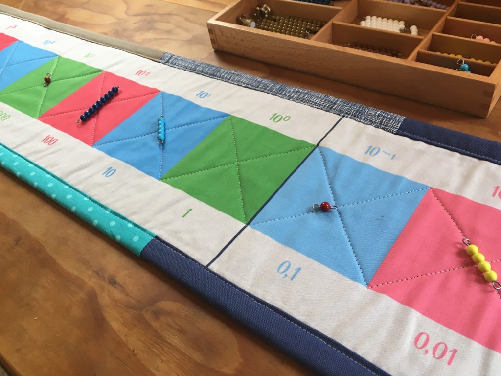 Dezimalstreifen mit Perlenstäben zum Addieren, Subtrahieren und Dividieren von Dezimalzahlen - Montessori Rechenteppich Material