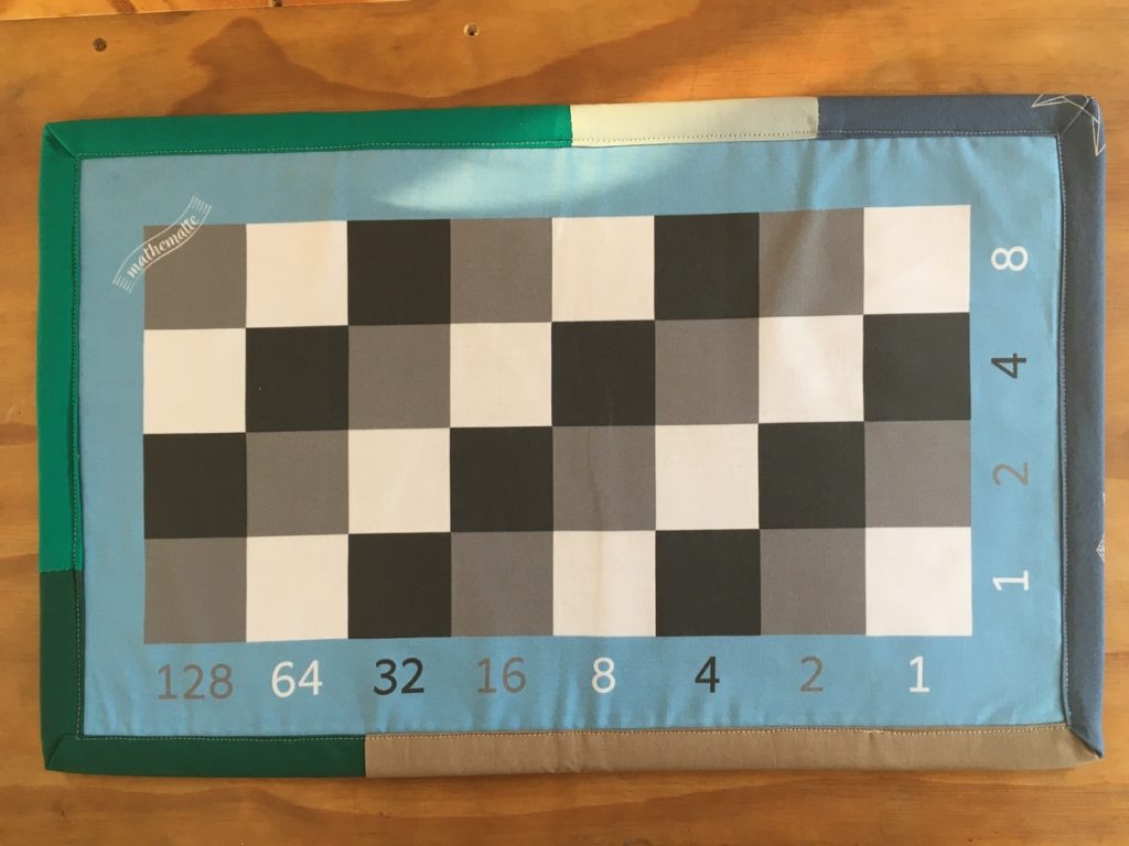 Binärer Malteppcih wi - Multiplikationsbrett für binäre Zahlen nach Montessori Prinzipien