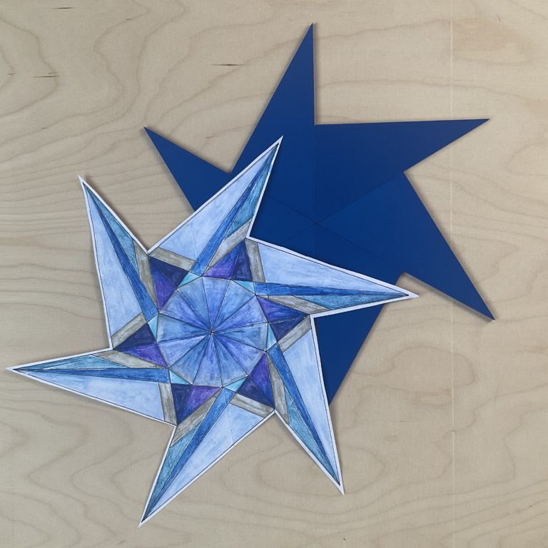 Ein Stern aus den blauen Dreiecken - künstlerisch gestaltet.